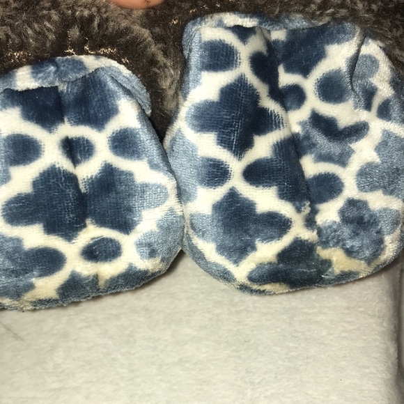 Ardour blue and white slippers. Size 8. - Picture 6 of 12